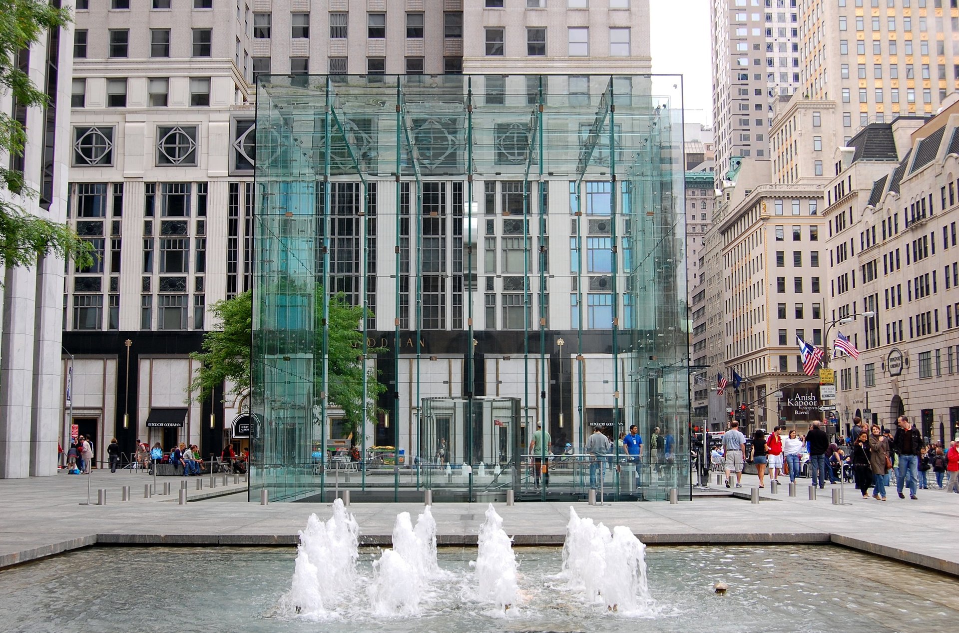 Apple retail store entrance on Fifth Avenue, Manhattan